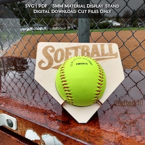 Softbal Home Plate Trophy Stand SVG Cut File voor Glowforge Softbal stand - 3mm multiplex Display voor sportcadeau - Ondersteunt 12" softbal