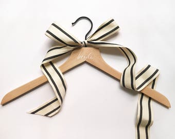 Percha de madera con caligrafía personalizada para damas de honor