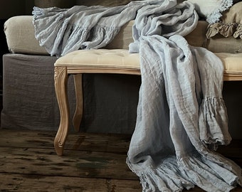 Coperta lunga con volant da 254 cm (100"), sciarpa da letto Sisi - colore azzurro pallido. Coperta in lino in stile vintage. Biancheria da letto Shabby Chic.
