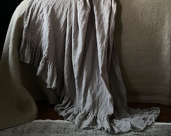 Sciarpa da letto in lino con volant Mia - Grigio Lavanda, copriletto Shabby Chic (152x274 cm)