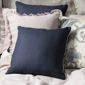Dernières pièces Taie d'oreiller en lin bleu marine avec bordure dorée taie d'oreiller décorative 18 x 18 po taie d'oreiller moderne image 1