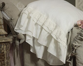 Federa in lino "Grace" con volant extra lunghi e pizzo di cotone. Biancheria da letto in puro lino bianco prelavato, 50x61 cm, 50x66 cm, 66x66 cm, 50x76 cm, 50x91 cm.
