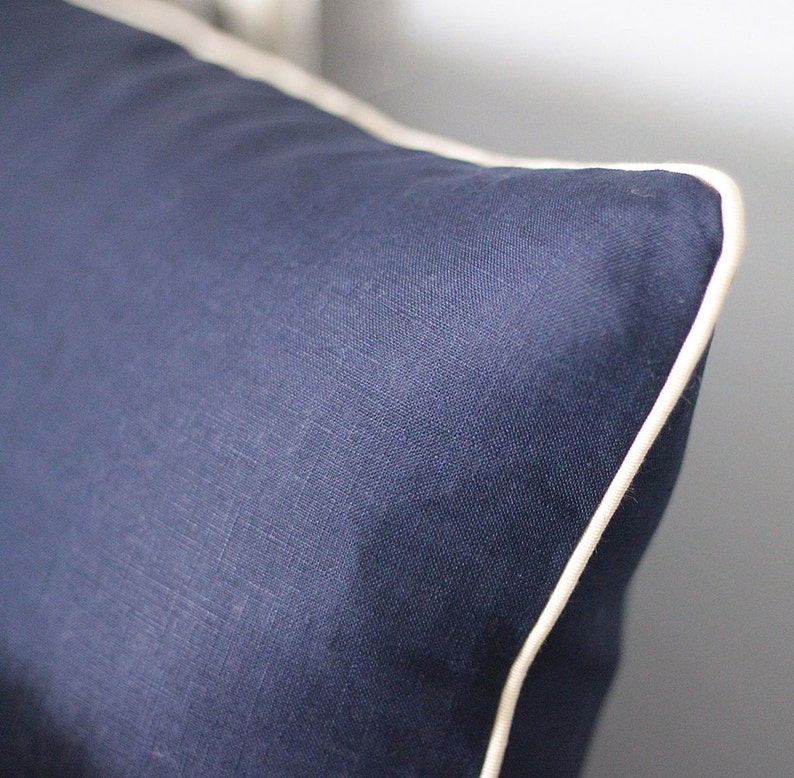 Dernières pièces Taie d'oreiller en lin bleu marine avec bordure dorée taie d'oreiller décorative 18 x 18 po taie d'oreiller moderne image 3
