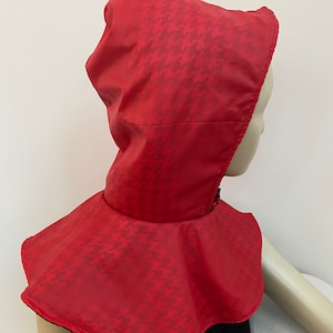 Puede incluir: Cuello de cuello rojo con capucha y estampado de pata de gallo. El cuello de cuello está hecho de una tela suave y cómoda y tiene un cuello ancho y fluido.