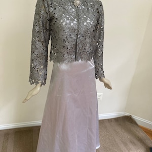 Chaqueta de encaje gris y metalizado para mujer. Mangas acampanadas. Chaqueta formal. Chaqueta elegante de boda. Top para la madre de la novia. Talla S (2-4) de EE. UU.