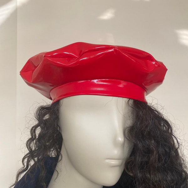 Béret français en faux cuir verni rouge écarlate avec bande flexible. Chapeaux de mode imperméables pour femmes. Casquettes chics. Avec ou sans cheveux. Taille unique.