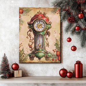 Könnte beinhalten: Gerahmter Druck einer grünen und roten Vintage-Standuhr mit cremefarbenem Zifferblatt. Der Druck ist mit Stechpalmen und roten Beeren verziert. Das Bild befindet sich auf einem Holzregal mit Weihnachtsschmuck und einem kleinen Weihnachtsbaum.