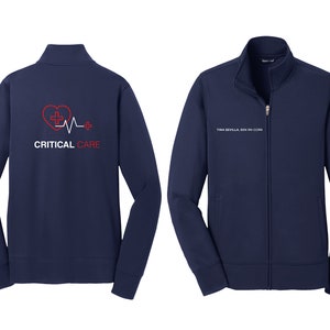 Puede incluir: Chaqueta azul marino con cremallera con un corazón blanco y un gráfico de ECG en la espalda y el texto "CRITICAL CARE" en la manga derecha. El texto "TINA SEVILLA RN BSN CCRN" está en el lado izquierdo de la chaqueta.