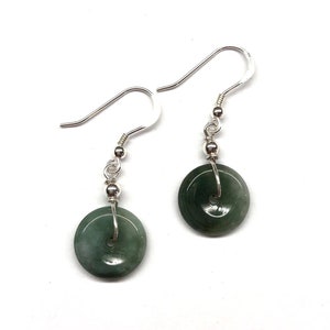 Pendientes de jade, pendientes de disco de jade, pendientes chinos, hebillas de seguridad chinas de disco de jade verde oscuro tallado (平安扣) Pendientes de plata de ley 925