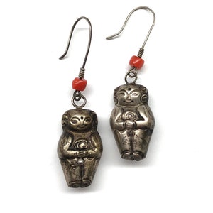 Chinesische Silber antik Koralle Ohrringe, Jahrgang chinesische Silber Figuren &quot;Boys&quot; aus den 60er Jahren mit Qing Dynastie Koralle Ohrringe