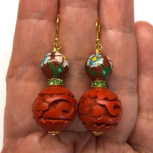 Pendientes de cinabrio, pendientes de cloisonné chinos, cuentas de laca de cinabrio talladas vintage de los años 70, cuentas de cloisonné con patrón floral de los años 70, pendientes de cristal