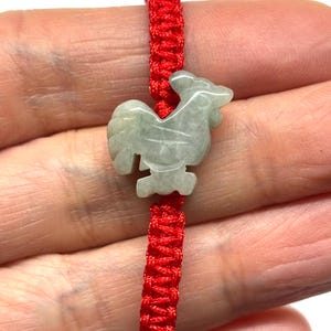 Jade Armband, geschnitzte Jade Hahn Armband, Good Luck Armband, chinesisches Sternzeichen Jade Hahn Einstellbare Rote Kordel Armband