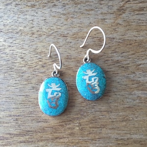Pendientes de turquesa, pendientes de piedra color coral, pendientes de plata de ley 925 con incrustaciones de turquesa o piedra color coral de forma ovalada