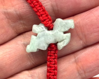 Jade-Pferde-Armband, Chinesisches Glücksarmband, Jade-Pferde-Armband mit Glückssymbol, Verstellbares Armband mit rotem Band und geschnitztem Jade-Pferd (chinesisches Tierkreiszeichen)