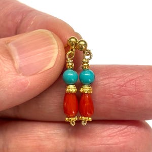 Koraaloorbellen, turquoise oorbellen, oorbellen rood koraal, minimalistische oorbellen, kleine oorbellen, vergulde sterlingzilveren oorbellen