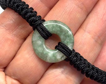 Jadearmband, antik snidad grön jadeskiva kinesisk säkerhetsspänne 平安扣 över 100 år gammal från Qingdynastin justerbart svart snörearmband