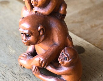 根付、根付猿、猿根付干支猿ペンダント、ツゲの木彫り母猿子猿彫刻木製