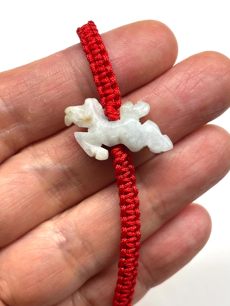 Pulsera de caballo de jade, pulsera china de la suerte, pulsera de caballo de jade de la buena suerte, pulsera de caballo de jade tallado del zodíaco chino con cordón rojo ajustable. imagen 2