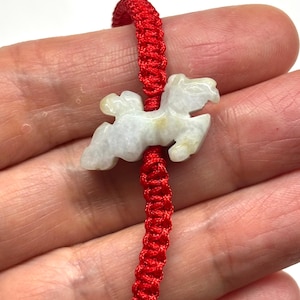 Pulsera de caballo de jade, pulsera china de la suerte, pulsera de caballo de jade de la buena suerte, pulsera de caballo de jade tallado del zodíaco chino con cordón rojo ajustable. imagen 1