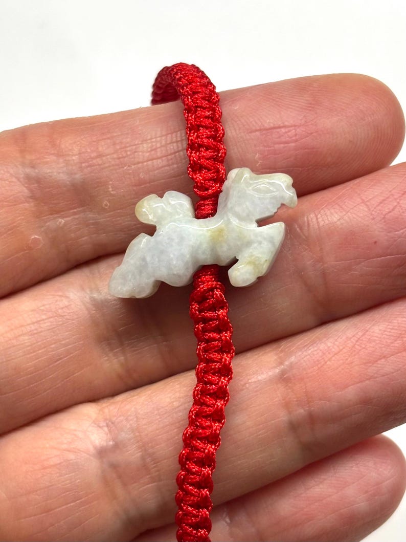 Pulsera de caballo de jade, pulsera china de la suerte, pulsera de caballo de jade de la buena suerte, pulsera de caballo de jade tallado del zodíaco chino con cordón rojo ajustable. imagen 1