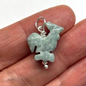 Colgante de gallo de jade tallado, colgante de gallo de jade del zodiaco chino, colgante de gallina de jade, colgante de gallo de jade en plata de ley 925, colgante de jade