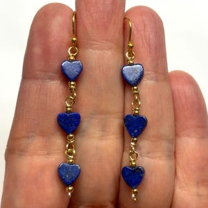 Geschnitzte Lapislazuli Ohrringe, Natürlicher Lapis Lazuli, Herz Ohrringe, Liebe Ohrringe, Herzförmige Lapis Lazuli Vergoldetes Sterling Silber