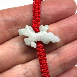Jadehästarmband, kinesiskt lyckoarmband, lycka till jadehästarmband, kinesisk zodiak snidad jadehästarmband med justerbart rött snöre
