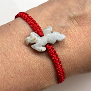 Pulsera de caballo de jade, pulsera china de la suerte, pulsera de caballo de jade de la buena suerte, pulsera de caballo de jade tallado del zodíaco chino con cordón rojo ajustable. imagen 4