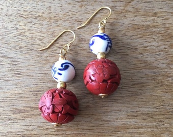 Pendientes de cinabrio, pendientes de porcelana, pendientes de laca de cinabrio tallada china vintage (de los años 70) y pendientes de cuentas de porcelana azul y blanca.