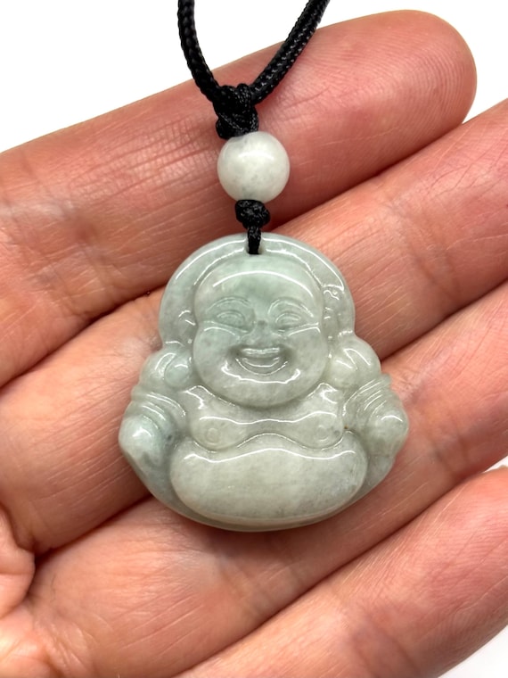 Pendentif Bouddha Rieur En Jade Gris Clair – Symbole De Sérénité Et De Joie | Bijou Unisexe En Pierre Naturelle