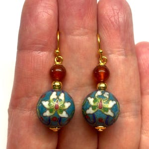 Pendientes cloisonné chinos, pendientes carnelian, pendientes de esmalte, cuentas cloisonné florales vintage de los años 70, pendientes de cuentas carnelian (ágata roja)
