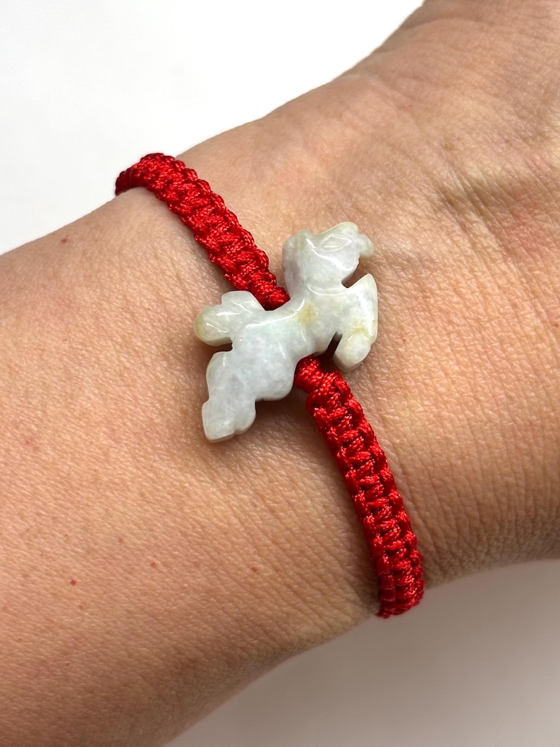 Pulsera de caballo de jade, pulsera china de la suerte, pulsera de caballo de jade de la buena suerte, pulsera de caballo de jade tallado del zodíaco chino con cordón rojo ajustable. imagen 3