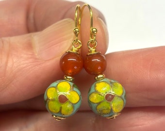 Boucles d'oreilles chinoises cloisonnées, boucles d'oreilles chinoises en émail, boucles d'oreilles en cornaline, perles florales cloisonnées chinoises vintage des années 70, boucles d'oreilles en agate rouge