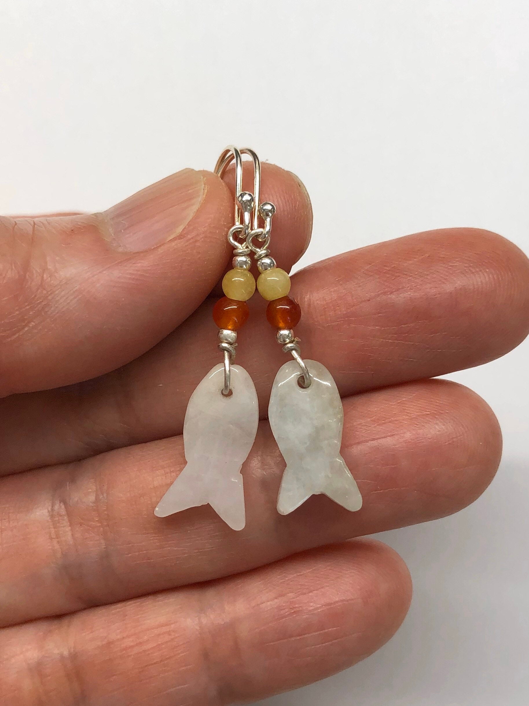 Boucles D'oreilles Anciennes Poisson Sculpté Jade Et Argent - Dormeuses, Vintage