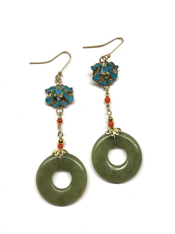 Lot 928 - A PAIR OF JADE PENDANT EARRINGS