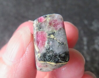 Ultra Rare Tugtupite (7.0 grams / 23 mm) Natural Tumblestone (D4) (Direct From Greenland)  - FREE UK POSTAGE