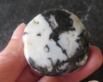Lovely Black & White Zebra Jasper  (19.4 grams / 36 mm) Palmstone / Flat Stone (9)   - FREE UK POSTAGE