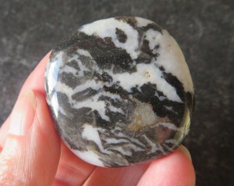 Lovely Black & White Zebra Jasper  (23.3 grams / 37 mm) Palmstone / Flat Stone (7)   - FREE UK POSTAGE