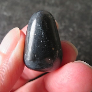 Unusual Black Jade  (11.5 grams / 24 mm) Tumblestone &#39;Protection&#39; (B8) - FREE UK POSTAGE