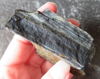 Rare Isua Stone (134.0 grams / 81 mm) Natural Crystal (20) (Greenland)  - FREE UK POSTAGE