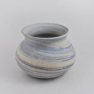 Peut inclure: Un petit vase rond en céramique avec un motif en spirale bleu et blanc.