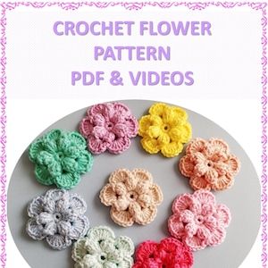 Könnte beinhalten: Eine Sammlung von neun gehäkelten Blumen in verschiedenen Pastellfarben, darunter Rosa, Gelb, Grün, Blau, Pfirsich und Rot. Die Blumen sind in einem Kreis auf einem grauen Hintergrund angeordnet. Der Text "CROCHET FLOWER PATTERN PDF & VIDEOS" wird über den Blumen angezeigt.