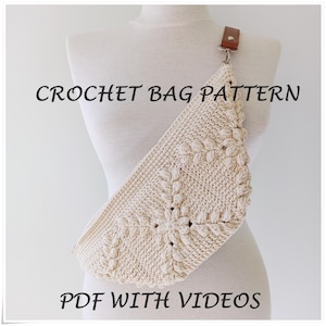 Pode incluir: Um padrão de bolsa de crochê com uma bolsa de crochê bege em um manequim branco. A bolsa tem uma alça de couro marrom e o texto "CROCHET BAG PATTERN" e "PDF WITH VIDEOS" é visível.