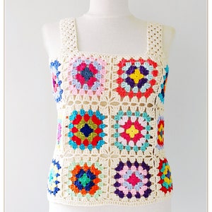 Peut inclure: Un haut sans manches en crochet avec une encolure carrée et de larges bretelles. Le vêtement est composé de fil couleur crème assemblé avec plusieurs carrés granny colorés dans des tons de rouge, jaune, bleu, rose, violet et vert clair.