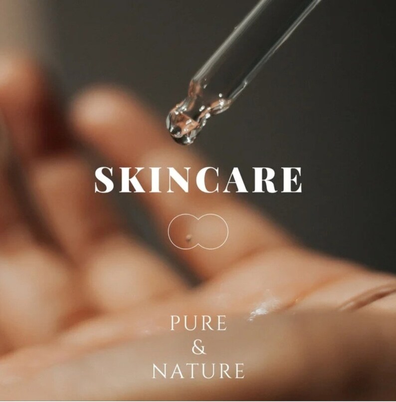 Pu&ograve; includere: Primo piano di una mano con una goccia di liquido trasparente che cade da un contagocce. Il testo "SKINCARE" &egrave; in lettere bianche su uno sfondo sfocato. Sotto il testo c'&egrave; un simbolo di infinito bianco e le parole "PURE & NATURE".