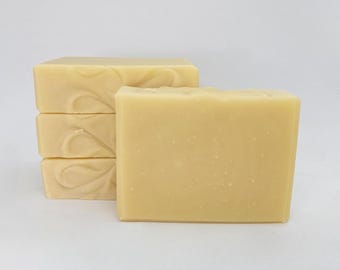 Jabón de eucalipto y hierba limón, receta limpia y totalmente natural, elaborado artesanalmente en casa mediante el proceso en frío con aceite de oliva y aceites esenciales.