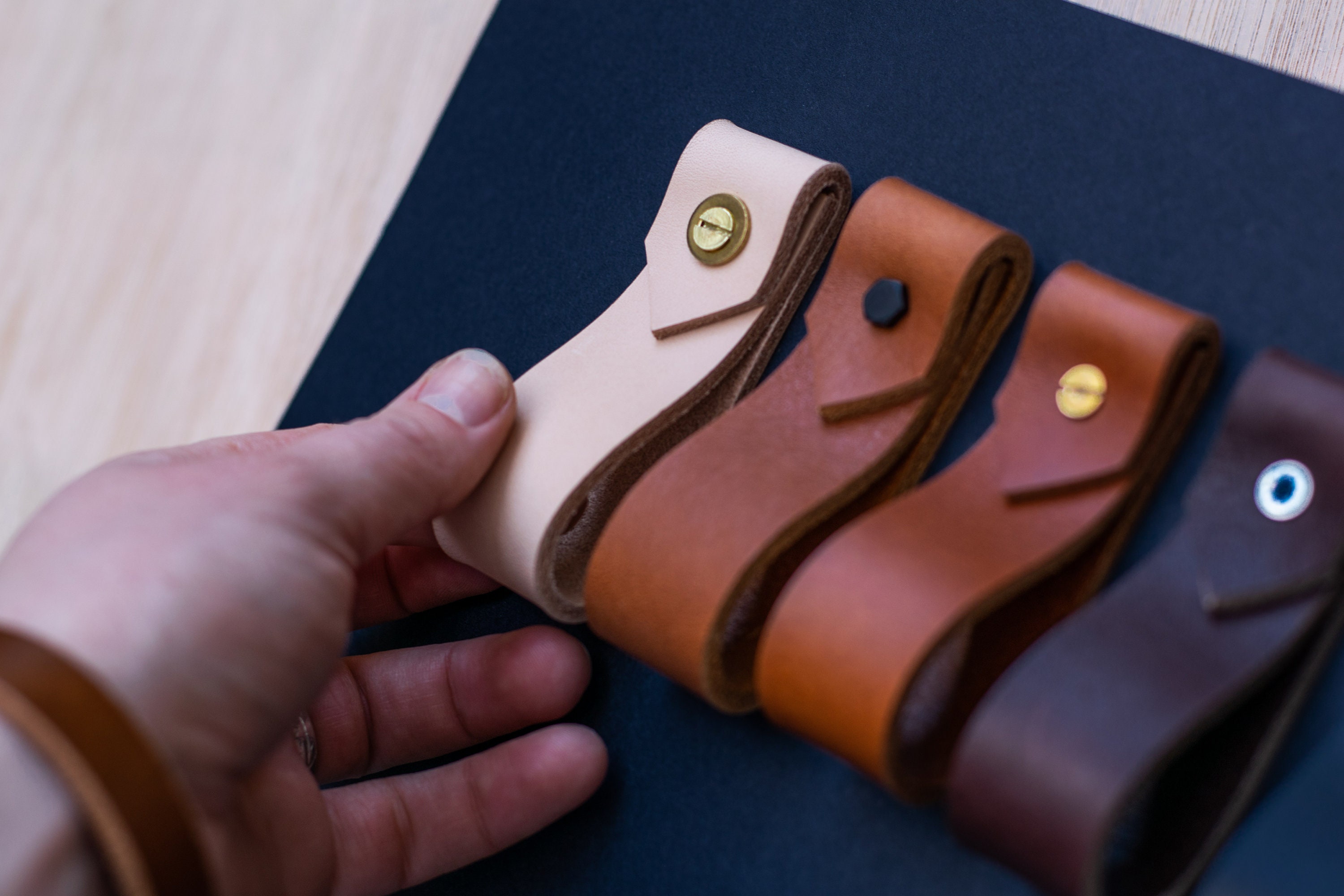 Tiroirs en Cuir de Luxe, Grandes Tirettes Cuir, Tiroirs Garde-Robe, Garde-Robe Italien