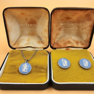 Vintage Wedgwood Pottery cameo Jasperware pendant & earrings set in silver with original boxes and paperwork. - FREE UK POST -