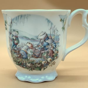 Vintage Royal Albert China Wind in the Willows The Picnic design beaker / mug. c1987. - FREE UK POST -