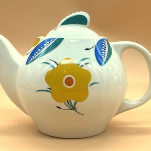 Vintage Susie Cooper Wedgwood Pottery Yellow Daisy design tea pot for 2. - FREE UK POST -
